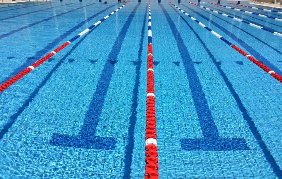 Anti-turbulence lane ropes dividing the lanes of a competition pool